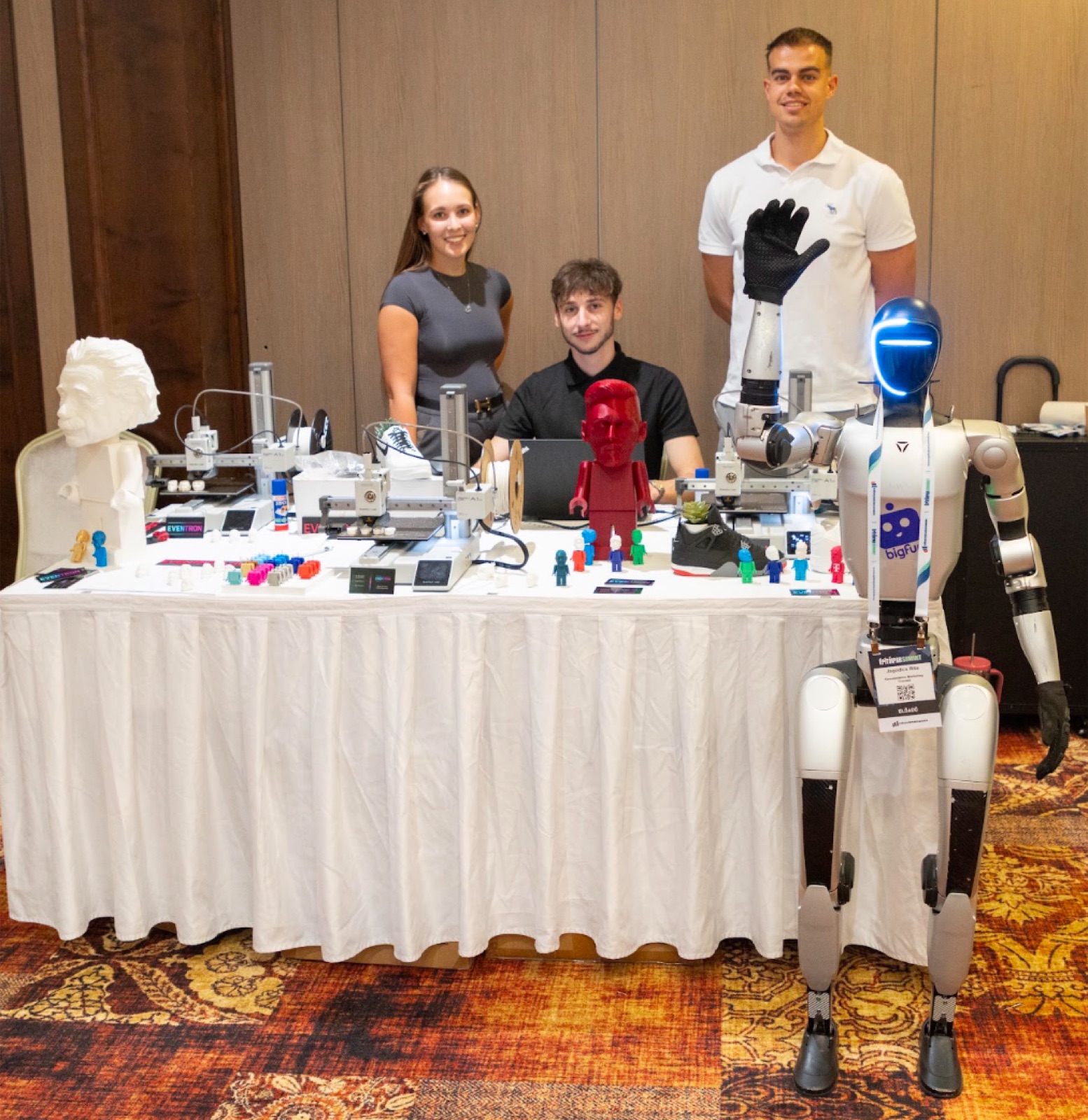 BigFun Kft. standja humanoid robottal az Építőipar Summiton